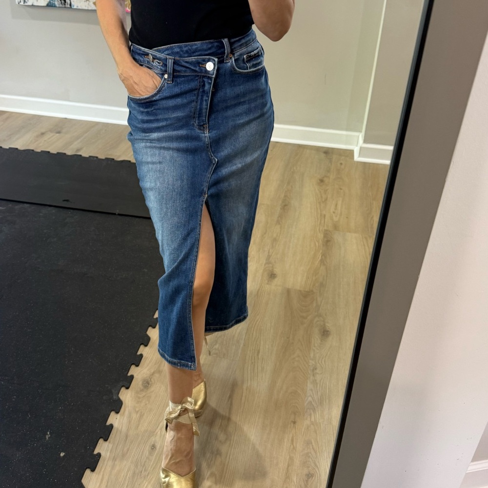Blue Pencil Skirt with Sleek Design